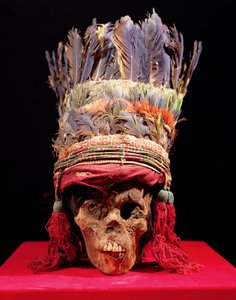Tocado de plumas en un cráneo, de Perú de Nazca Culture